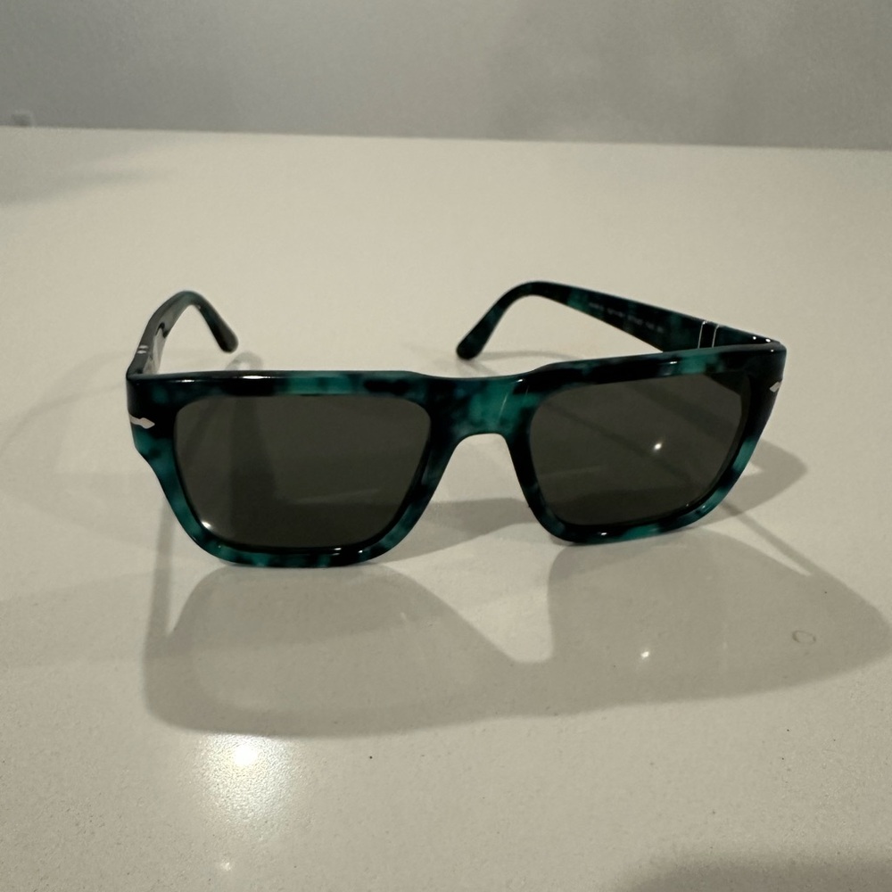 Persol Sunglasses - 57MM Width - Aqua Coral
Case and Micro Fiber Cleaning Cloth